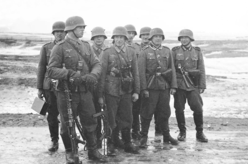 Bundesarchiv_Bild_101I-133-0703-02,_Polen,_Trupp_deutscher_Infanterie_im_Winter
