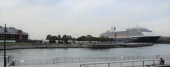 象の鼻パークから見た横浜港に初入港した「ウエステルダム」