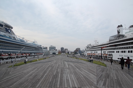 大桟橋に着岸した「アムステルダム」と「ダイヤモンド・プリンセス」