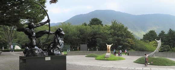 「箱根彫刻の森美術館」の円形広場