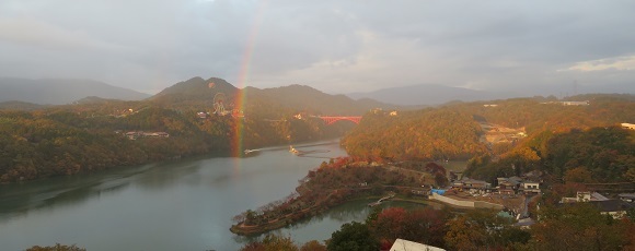 紅葉の恵那峡に架かる虹