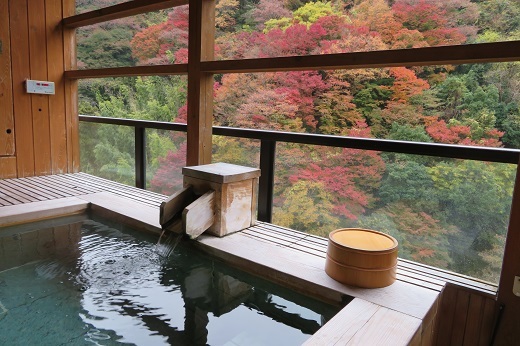「山翠楼」客室露天風呂からの紅葉