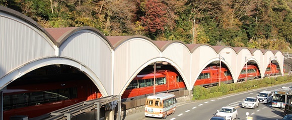 ロマンスカーGSE(70000形)が発車する箱根湯本駅