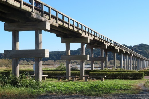 大井川の河原からの蓬莱橋１