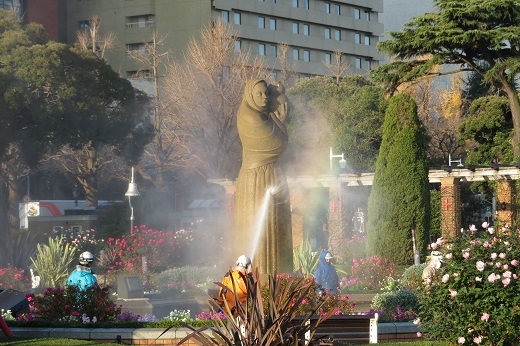 山下公園の噴水「水の守護神像」の掃除