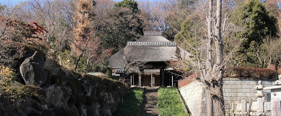 西方寺参道からの山門と本堂