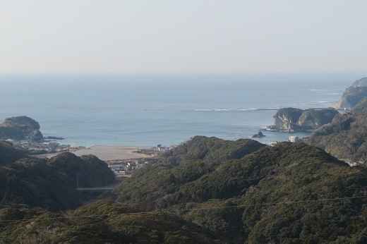 「かんぽの宿 勝浦」客室からの海岸風景