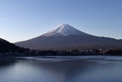 富士山河口湖湖畔より