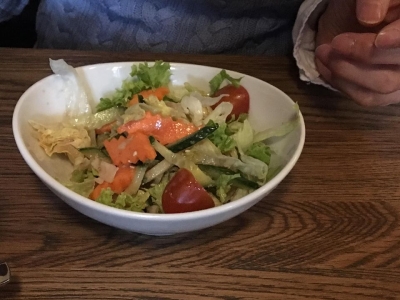 友達の前菜のサラダ。 ごまドレッシングが美味しい。