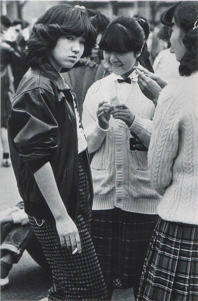 1981年のいかにもボスっぽい日本の女の子とその仲間たち