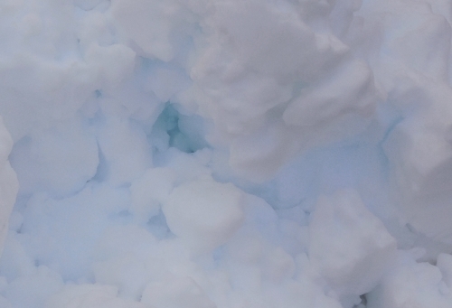 穴が青く見える雪